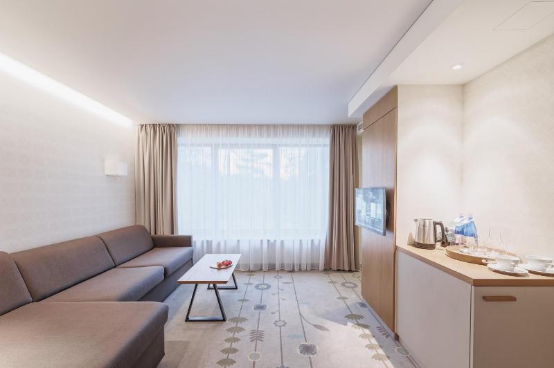 Family Room with Spa access image 4