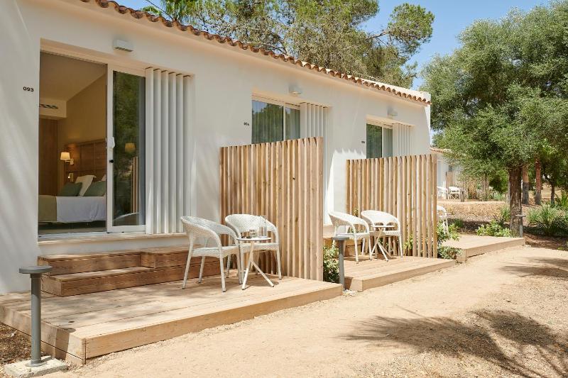 Bungalow with Garden View image 1