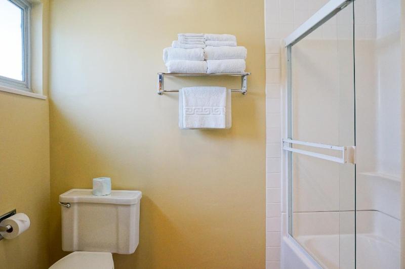 King Suite with Kitchen image 4