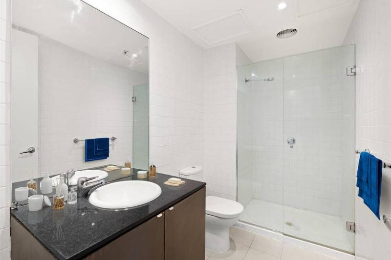 Collins central 2-bd apartment with pre-reserve parking - image 6