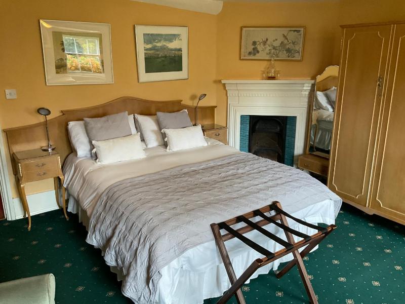 Deluxe Double Room with Bath image 3
