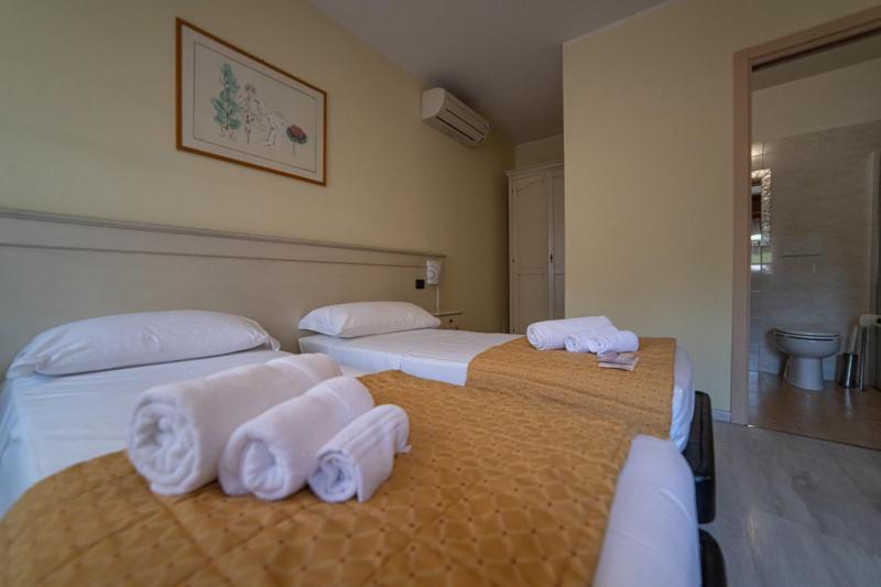 Twin Room image 3