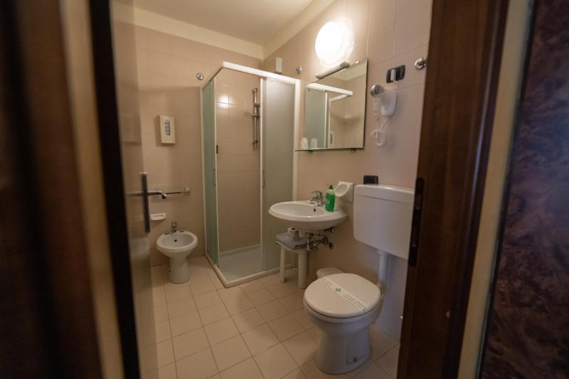 Double Room image 3
