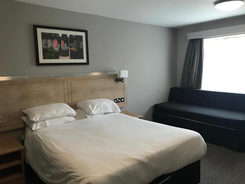 Family Room (2 Adults + 1 Child) image 2