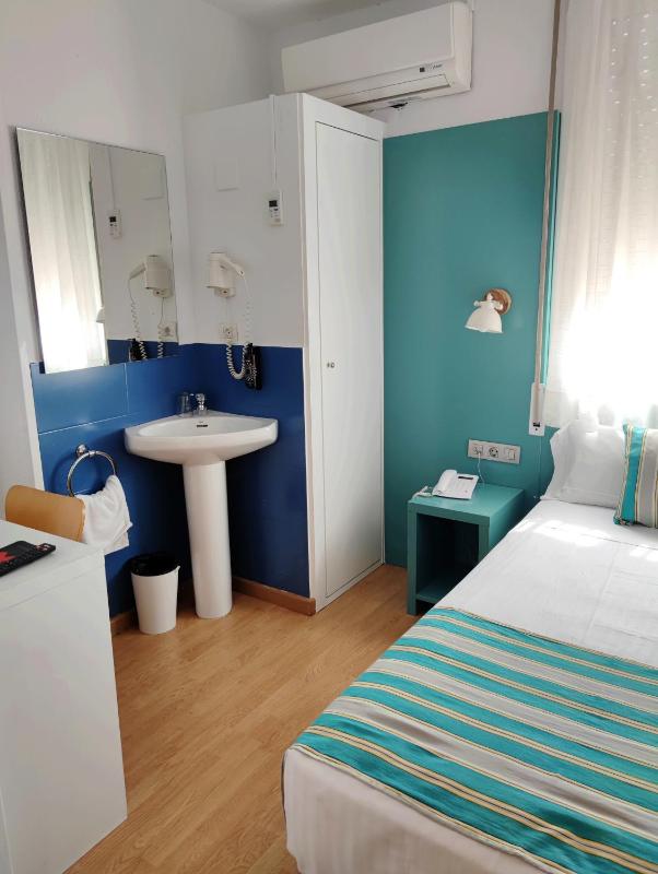 Standard Single Room with Shared Bathroom image 4