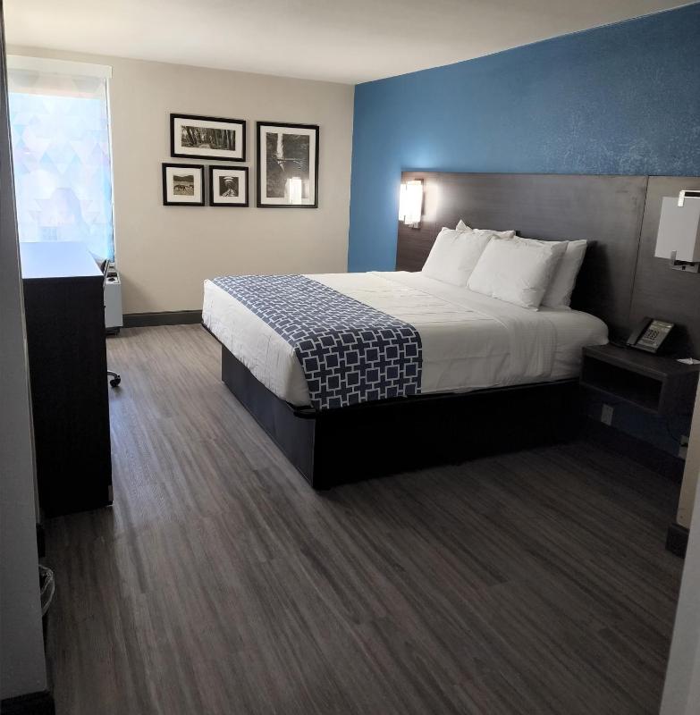 Queen Room image 3