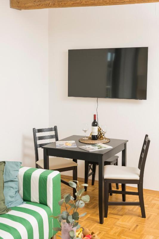 One-Bedroom Apartment image 4