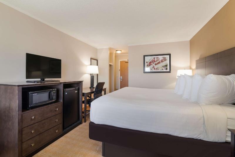 King Room with Balcony image 1