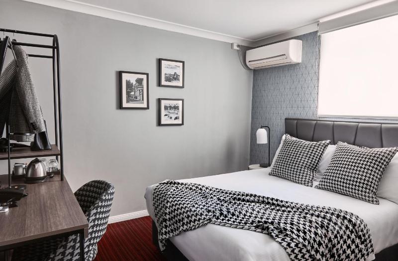Heritage Queen Room image 1
