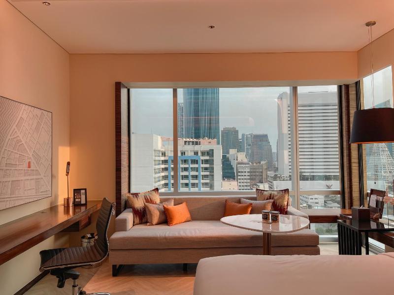 Deluxe Guest room, 1 King, Corner room                    image 1