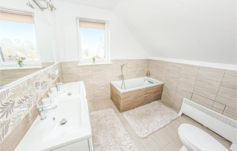 Four-Bedroom Holiday Home image 3
