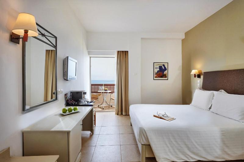Double Room with Sea View image 4