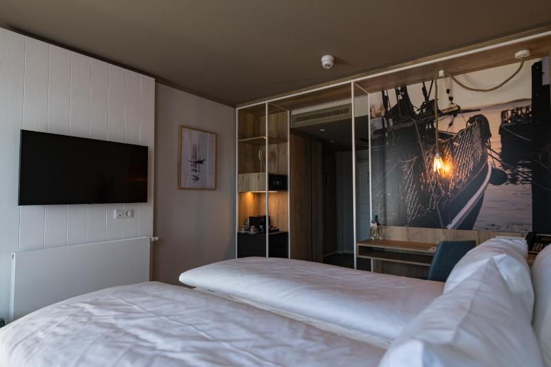 Double Room with Balcony image 4