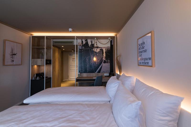 Double Room with Balcony image 3