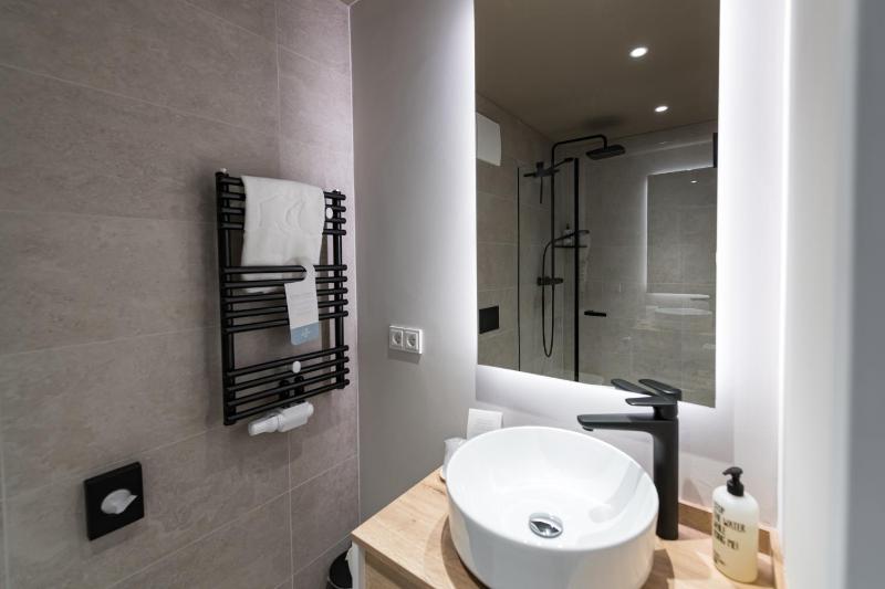 Double Room with Balcony image 2