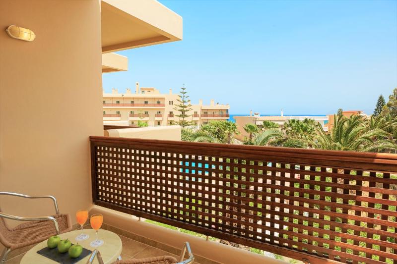 Double Room with Pool View image 4