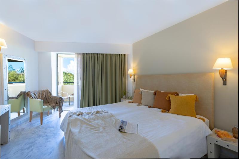 Double Room with Pool View image 3