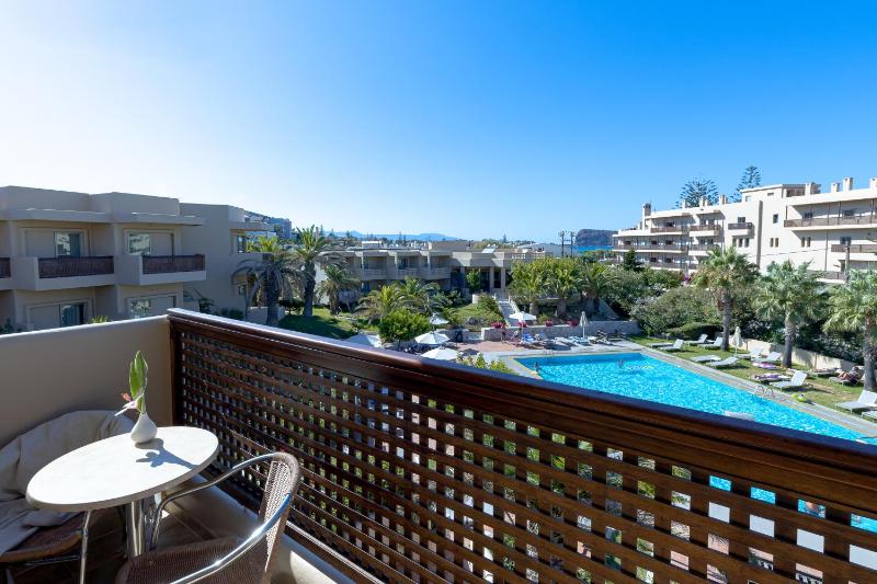 Double Room with Pool View image 2