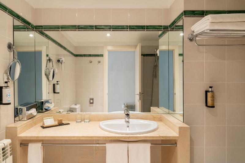 Standard Double Room (2 Adults + 1 Child) image 4