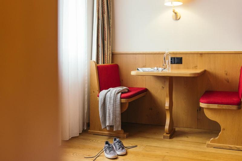 Classic Double Room image 4