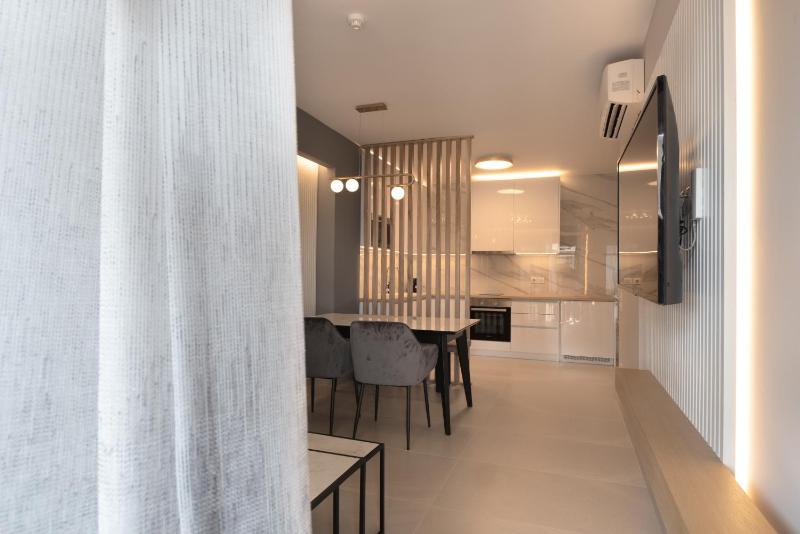 One-Bedroom Deluxe Apartment image 2