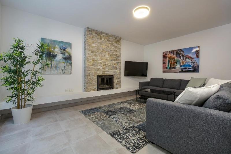 Villa La Perla by Finest Rentals - image 43