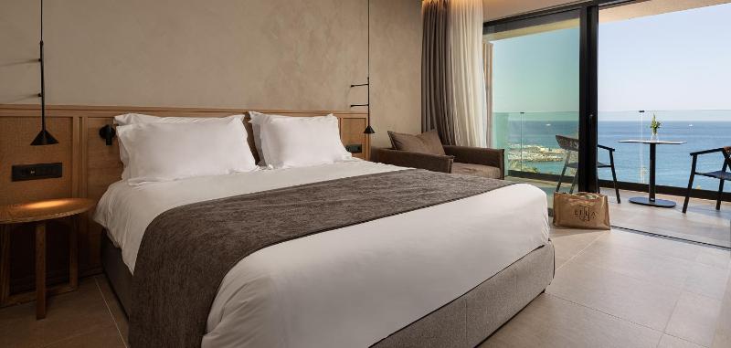 Deluxe Room with Sea View image 3