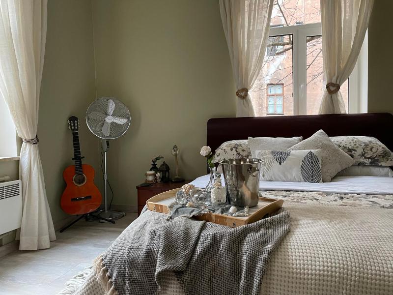 Exquisite & Steps to center 1Br Apt with Free Parking - image 1
