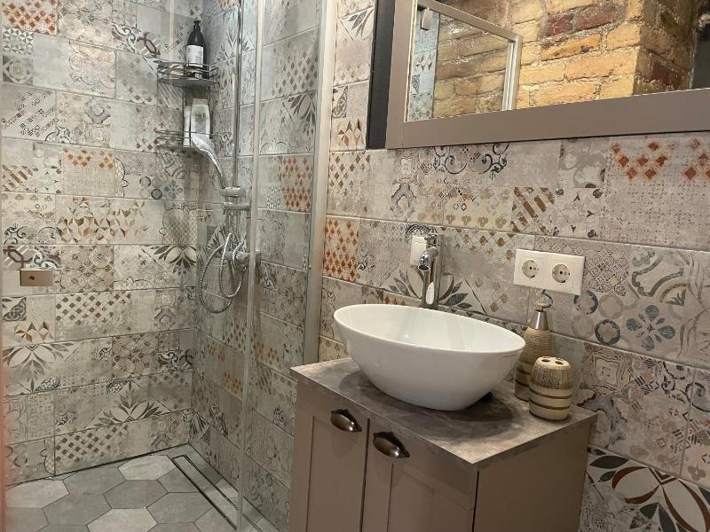 Exquisite & Steps to center 1Br Apt with Free Parking - image 8
