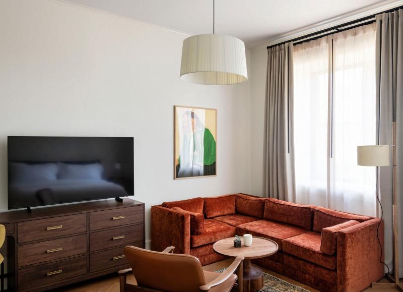 Deluxe King Room image 2