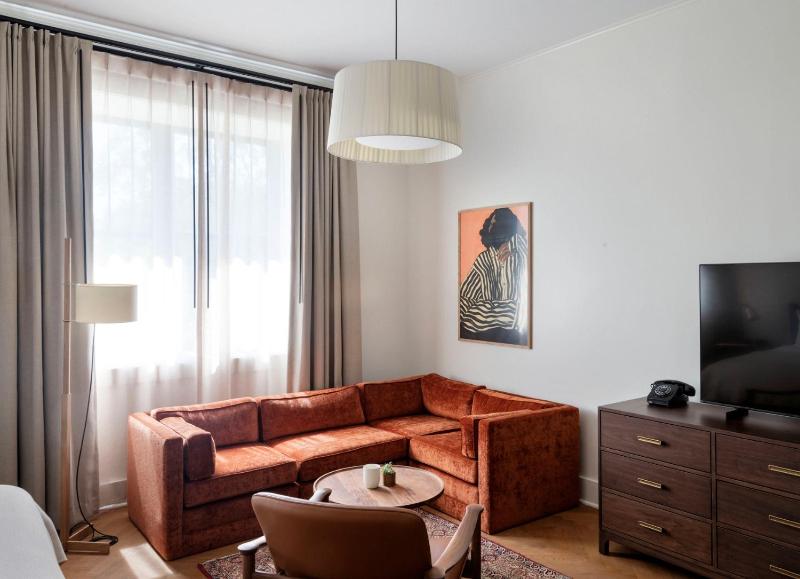 Deluxe King Room image 3