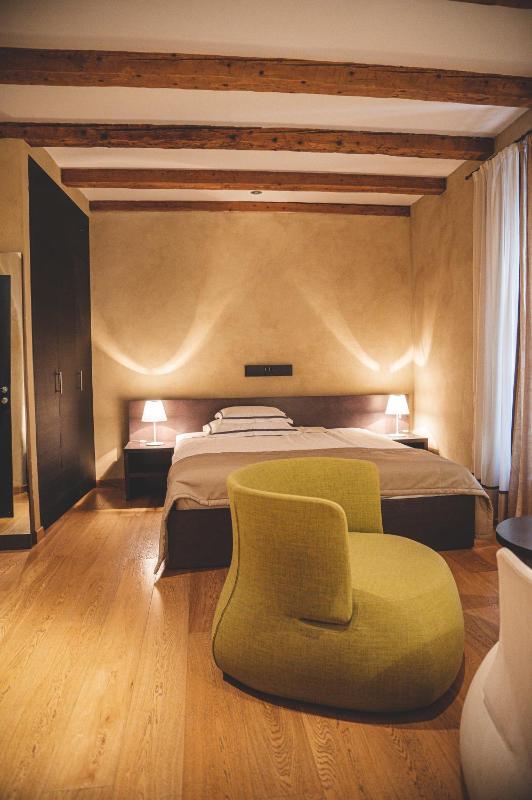 Standard Double Room image 3