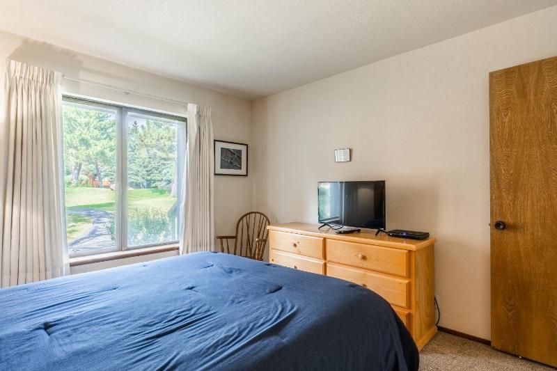 Snowcreek #97 - Great Views. Large. 2 bedroom + loft 2 bathroom 3-level condo. Sleeps 8 - image 3
