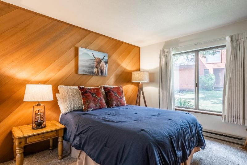 Snowcreek #97 - Great Views. Large. 2 bedroom + loft 2 bathroom 3-level condo. Sleeps 8 - image 9