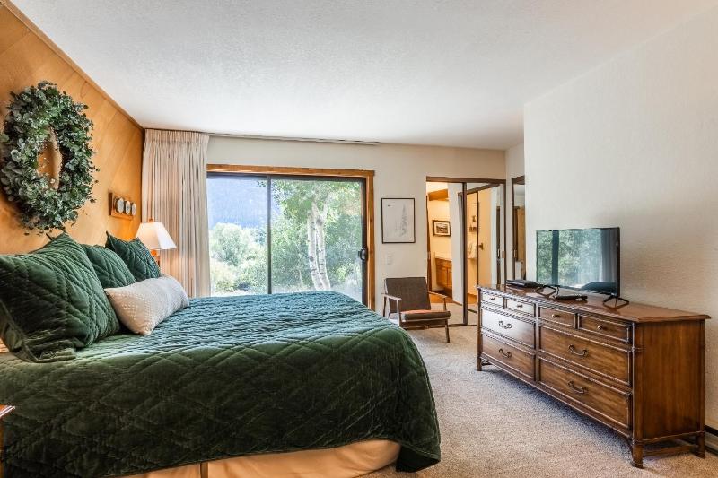 Snowcreek #97 - Great Views. Large. 2 bedroom + loft 2 bathroom 3-level condo. Sleeps 8 - image 14