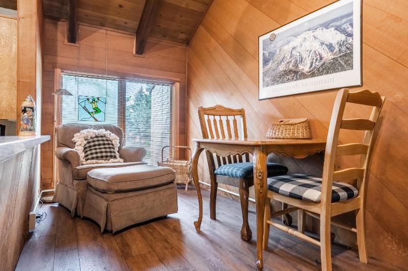 Snowcreek #97 - Great Views. Large. 2 bedroom + loft 2 bathroom 3-level condo. Sleeps 8 - image 13