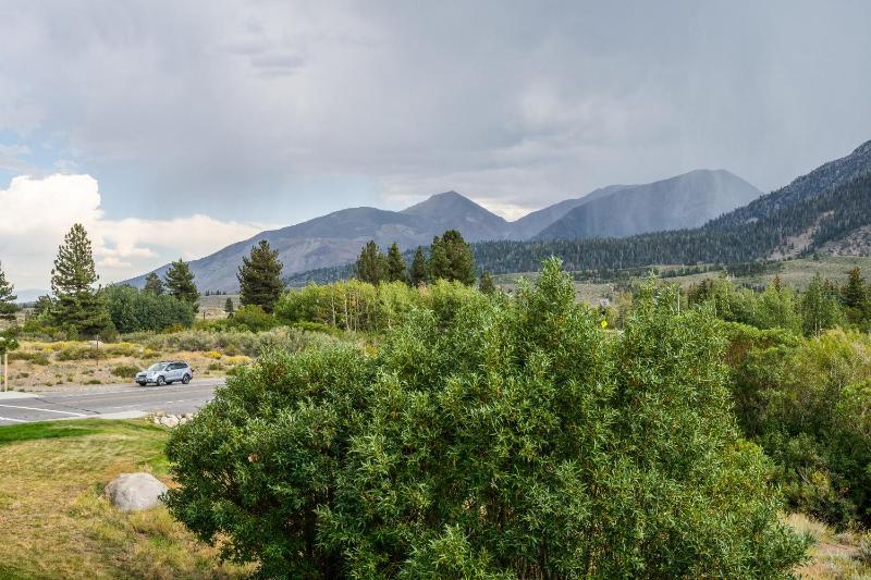 Snowcreek #97 - Great Views. Large. 2 bedroom + loft 2 bathroom 3-level condo. Sleeps 8 - image 8