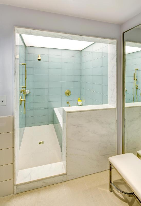 Luxury Suite image 2