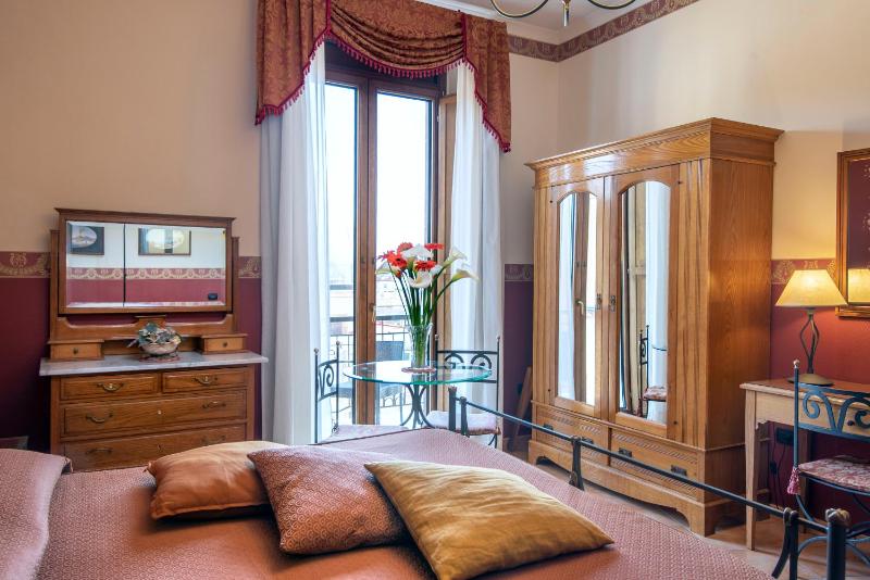 Pinto Storey Hotel - image 3