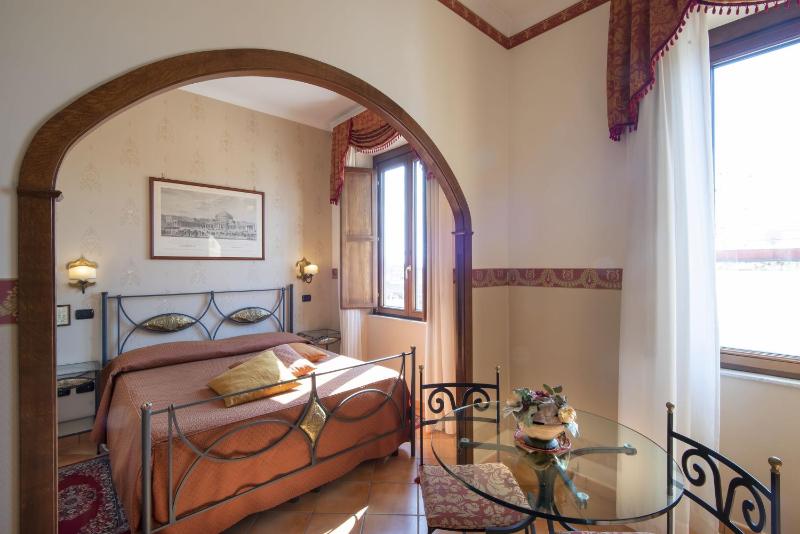 Pinto Storey Hotel - image 4