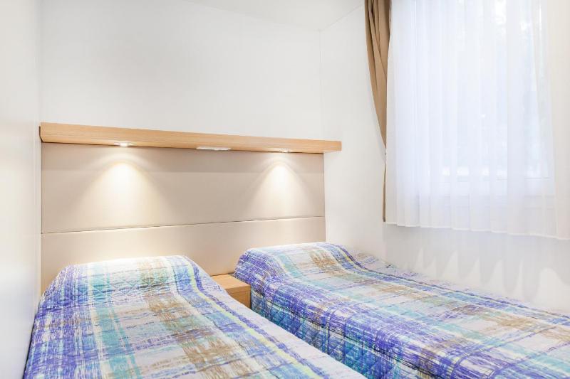 Mobile Home with Three Bedrooms and Two Bathrooms image 3