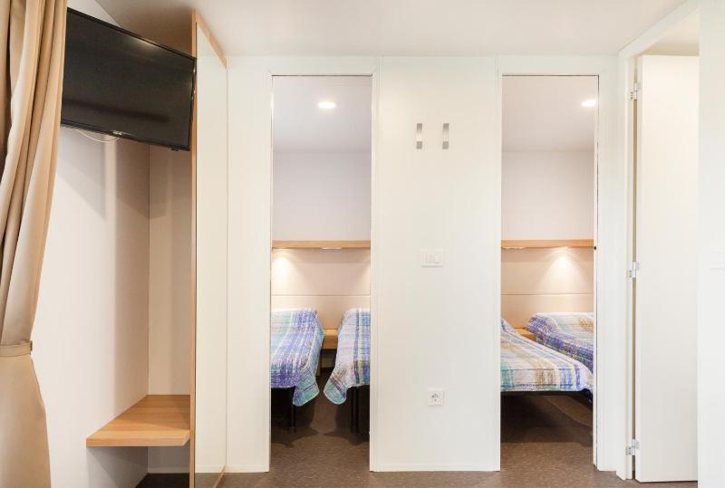 Mobile Home with Three Bedrooms and Two Bathrooms image 2