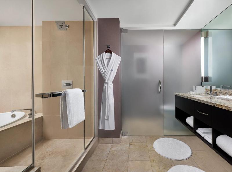 Deluxe King Room image 2