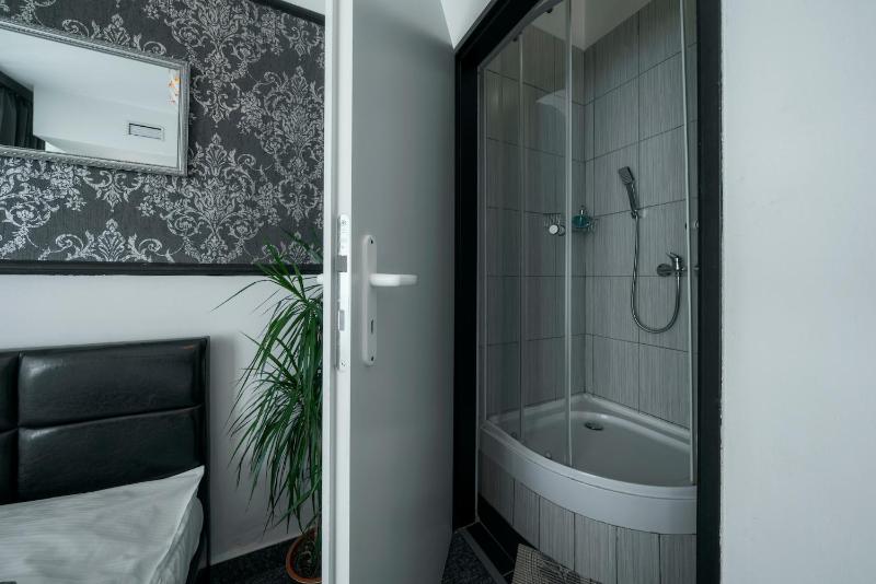 Standard Double Room image 3