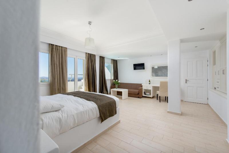 Junior Suite with Hot Tub image 3