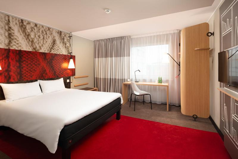 Standard Double Room image 4