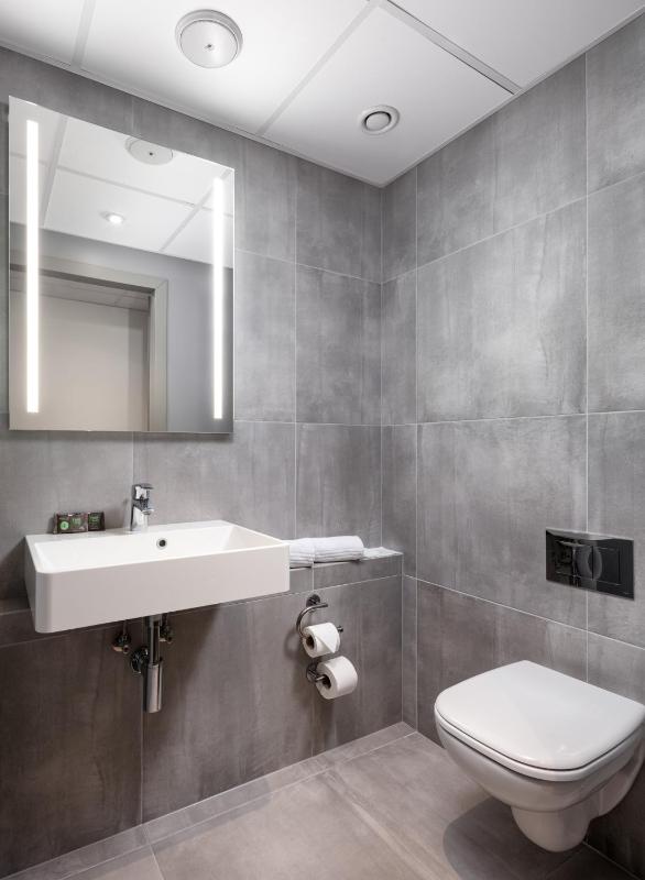 Superior Room with Queen Bed image 4