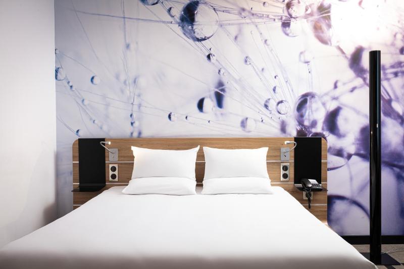 Superior Room with Queen Bed image 2