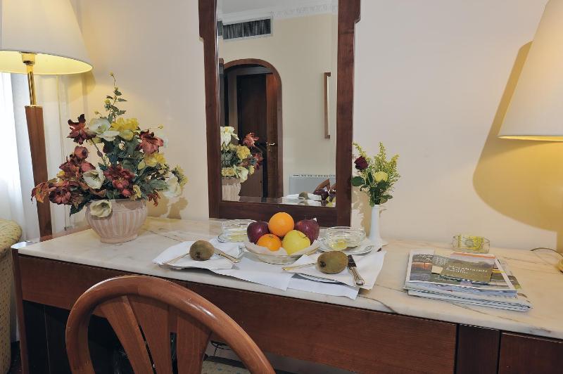 Classic Triple Room image 2