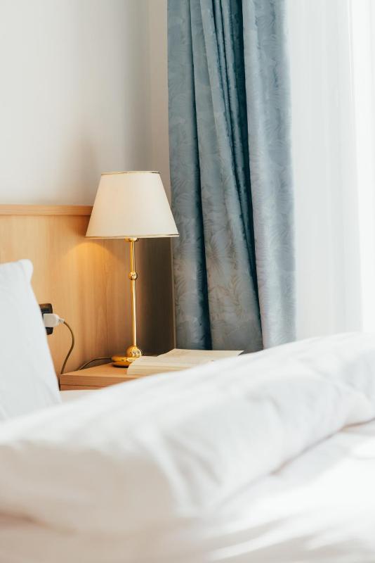 Single Room with Lake View image 4